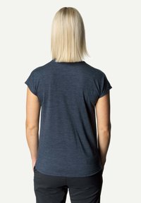 Mørkegrå t-skjorte med kort erm og avslappet passform, rund hals og glatt tekstur, vist fra baksiden mot en lys bakgrunn.
