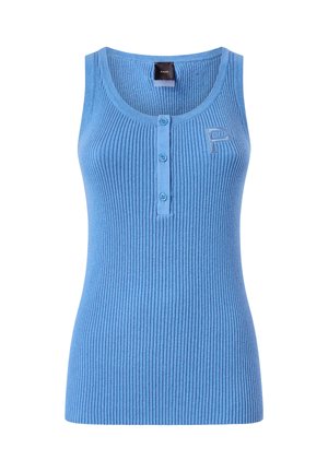 Haut sans manches en maille côtelée bleue avec encolure ronde, trois boutons sur le devant et un "P" brodé sur le côté gauche de la poitrine.