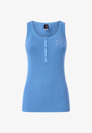 Haut sans manches en maille côtelée bleue avec encolure ronde, trois boutons sur le devant et un "P" brodé sur le côté gauche de la poitrine.