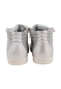 Zapatillas altas plateadas con tela texturizada y brillante. Punta redondeada, suela de goma crema y dobles cremalleras en la parte trasera para un fácil acceso.