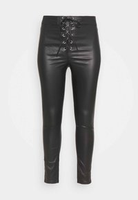 Pantalones de imitación de cuero negros con cintura alta, que cuentan con un detalle de cordones en la parte frontal y un diseño ajustado y elegante. Textura lisa y perneras entalladas.