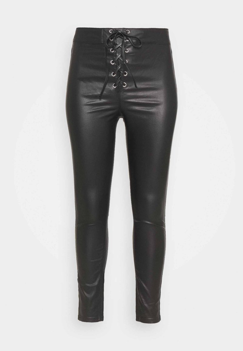Pantalones de imitación de cuero negros con cintura alta, que cuentan con un detalle de cordones en la parte frontal y un diseño ajustado y elegante. Textura lisa y perneras entalladas.