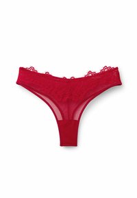 String rouge en dentelle avec motifs floraux le long de la ceinture, composé d'un corps en mesh transparent et d'un dos élastique doux.