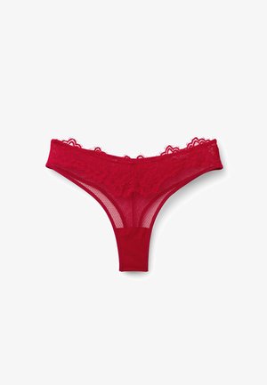 Červené krajkové tangá s květinovými vzory na pasu, průhledným síťovaným tělem a měkkým elastickým zadním dílem.