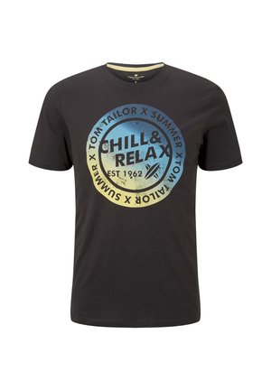 T-shirt noir à manches courtes avec un logo circulaire bleu et jaune portant l'inscription "Chill & Relax, EST 1962" et "Tom Tailor x Summer" autour du bord.