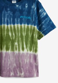 Camiseta de manga corta con diseño tie-dye en colores azul, verde y morado con rayas horizontales. Material de algodón suave con el logo de "Desigual" en color aqua.