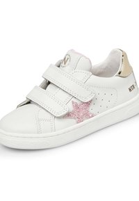Sneaker bianca in pelle con due cinturini in velcro, dettaglio a stella glitterata rosa, fori laterali e linguetta sul tallone in tono dorato.