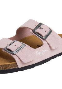 Tongs en suède rose clair avec deux sangles ajustables et boucles en métal argenté, sur une semelle en liège marron, étiquetées "Pepe Jeans."