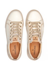 Zapatillas de cuero beige con superficie texturizada, detalles en dorado, puntera redonda y cordones beige. Logo impreso en la plantilla y suave forro interior.