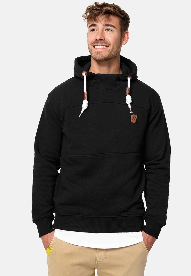 Zwarte hoodie met een gestructureerd patroon, trekkoorden en bruine accenten. Heeft een voorzak en ribgebreide manchetten.