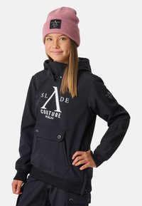 Felpa con cappuccio nera con un grande logo bianco, tasca frontale con bottoni a pressione, polsini a coste e berretto lavorato a maglia rosa con una toppa logo.