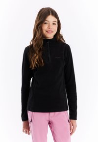 Zwart fleece sweatshirt met een halve ritssluiting en geborduurd logo op de borst. Het model draagt een roze broek. Glad materiaal.