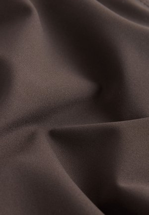 Tela de satén marrón con una textura suave, que presenta un ligero brillo y ondulaciones sutiles, destacando su caída suave y calidad ligera.