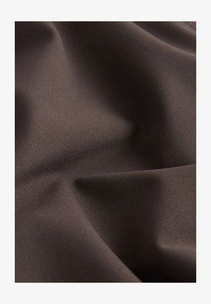 Tela de satén marrón con una textura suave, que presenta un ligero brillo y ondulaciones sutiles, destacando su caída suave y calidad ligera.