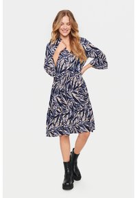 Rochie cu model floral în nuanțe de bleu marin și bej, confecționată dintr-un material ușor, cu talie ajustată, fustă evazată și mâneci trei sferturi.