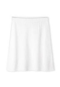 Weißer A-Linien-Rock mit glatter Textur, ausgestattet mit vorderen Falten und einem taillierten Bund, entworfen für einen klassischen, vielseitigen Look.