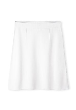 Weißer A-Linien-Rock mit glatter Textur, ausgestattet mit vorderen Falten und einem taillierten Bund, entworfen für einen klassischen, vielseitigen Look.