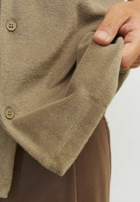 Jack & Jones PREMIUM EINFARBIG - Camicia - timber wolf