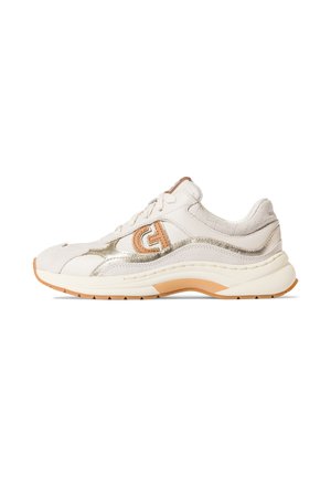 Cremfarbene Leder-Sneaker mit metallisch goldenen Akzenten, strukturierten Überzügen und einer dicken weißen Laufsohle, mit einem Logo an der Seite.