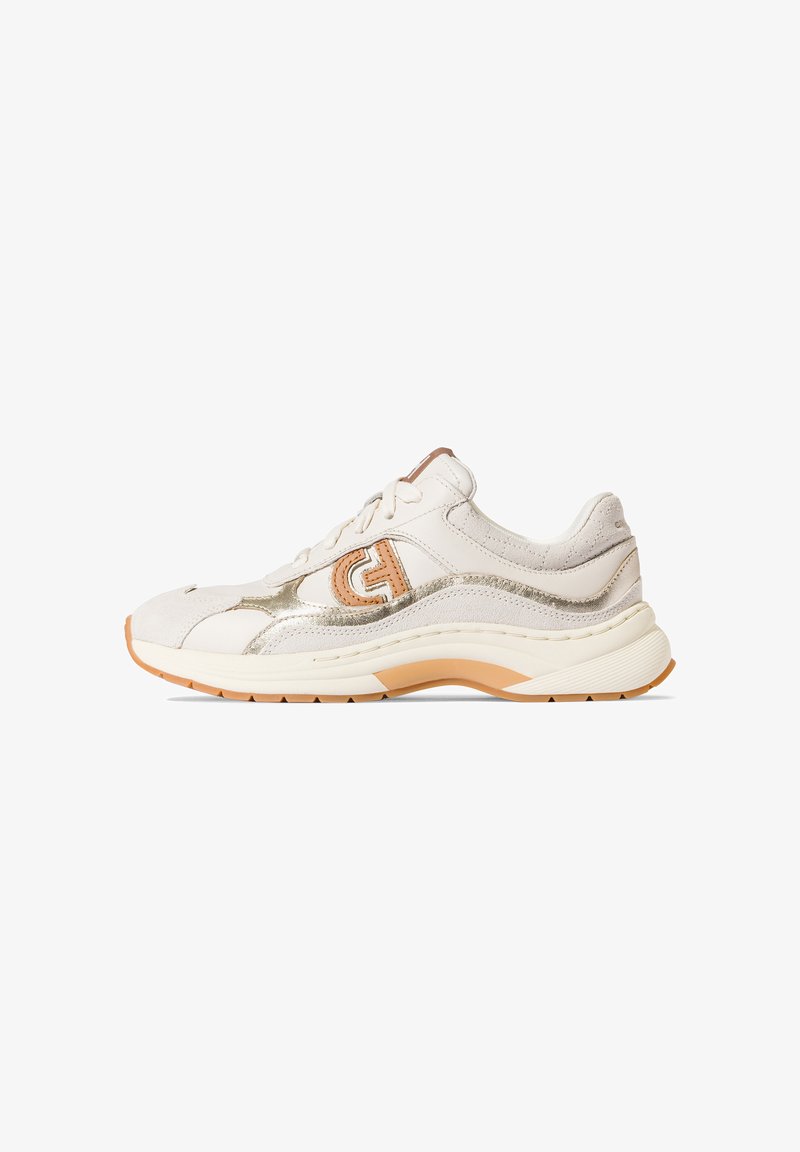 Cremefarvede lædersneakers med metalliske guldfarvede accenter, teksturerede overlay og en tyk hvid sål, med et logo på siden.