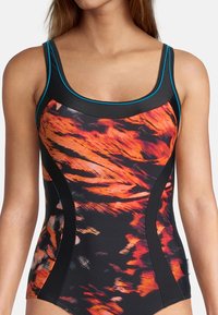 Maillot de bain avec un motif abstrait orange et noir, col en scoop et finitions en bleu. Fabriqué en tissu extensible et lisse.