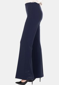 Pantaloni a gamba larga blu navy realizzati in un tessuto morbido, con vita alta e una vestibilità sartoriale, caratterizzati da un design pulito e minimalista.