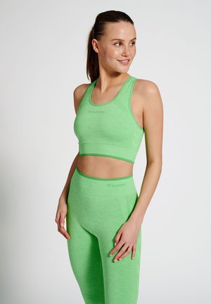 Groene sportieve crop top en high-waisted leggings gemaakt van een gestructureerd materiaal. Beide items hebben een logo en een gladde afwerking.