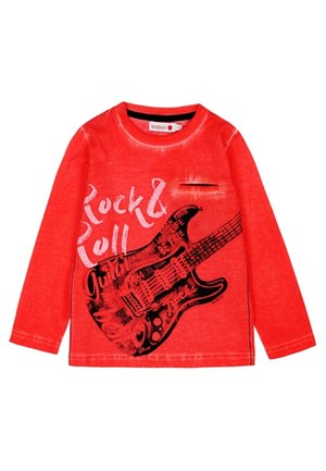 Rød langærmet skjorte med sort elektrisk guitar grafik og hvid "Rock & Roll" tekst på forsiden.