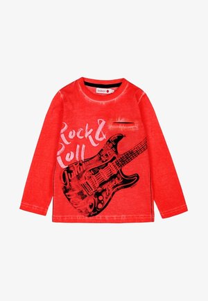 Rød langærmet skjorte med sort elektrisk guitar grafik og hvid "Rock & Roll" tekst på forsiden.