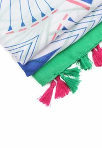 Sciarpa multi-strato con un motivo geometrico in blu, rosso e verde. Rifinita con pon pon rosa e verdi per un tocco di texture in più.