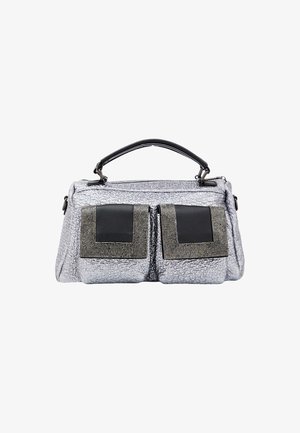 Sac à main texturé argenté avec une forme structurée, doté de deux poches avant en cuir noir et d'accents métalliques sur les bords des poches.