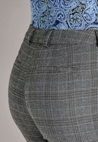 Grijze geblokte broek met blauwe accenten, met een aansluitend ontwerp en een textuurstof. Middelhoog taille met achterzakken.