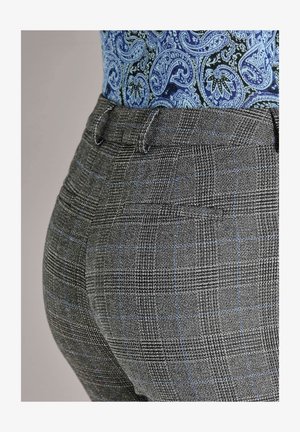 Graue karierte Hose mit blauen Akzenten, im taillierten Design und aus texturiertem Stoff. Mittelhoher Bund mit Gesäßtaschen.