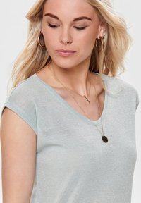 ONLY ONLSILVERY V NECK NOOS - T-shirt basic - morning mist