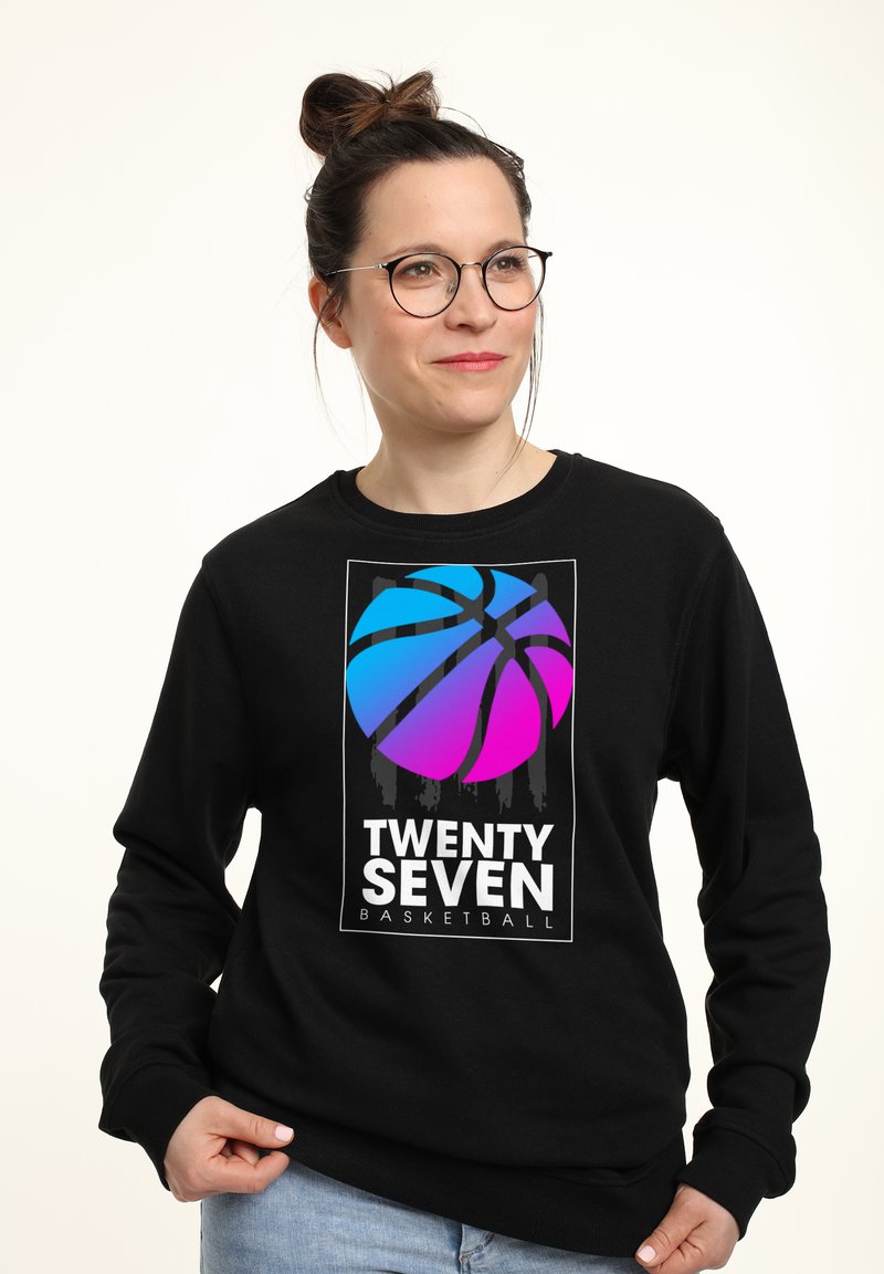 Felpa nera con un design grafico che presenta un pallone da basket blu e rosa e il testo "TWENTY SEVEN BASKETBALL" sottostante.