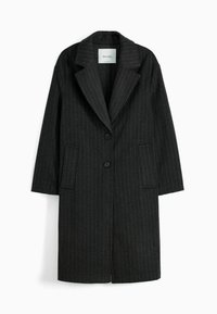 Cappotto lungo grigio scuro con righe verticali, due tasche frontali, ampi risvolti e due bottoni. Tessuto strutturato con un design su misura.