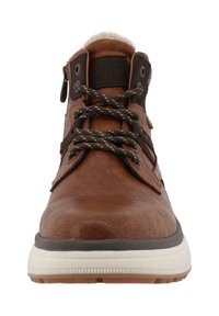 Hnědé kožené turistické boty s šedými akcenty, strukturální povrch, kulatá špička a vzorované tkaničky. Mají polstrovaný límec a gumovou podrážku.
