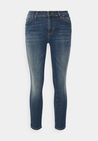 Jeans de mezclilla azul oscuro con un corte slim, cinco bolsillos y detalles de desgaste en los muslos. Cierre de botón y costuras resistentes a lo largo de las costuras.