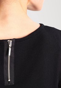 Wallis Stickad tröja - black