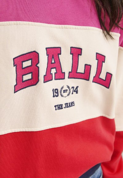 Fargerik hettegenser med rosa, kremfarget og rød fargeblokkdesign. Har fet "BALL" bokstaver og 1974-logo trykket i marineblått. Myk stoff.