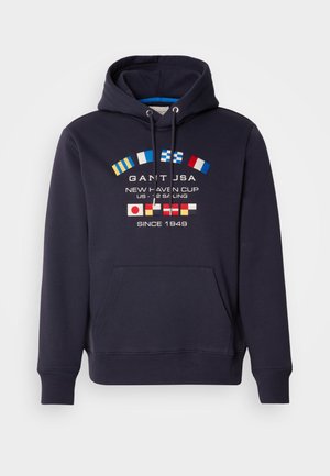 Marineblauer Hoodie mit Kordelzug, ausgestattet mit gestickten nautischen Flaggen und dem Text "GANT USA NEW HAVEN CUP" in verschiedenen Farben. Mit einer vorderen Kängurutasche.