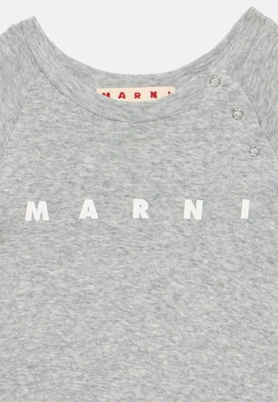 Γκρι βαμβακερό πουκάμισο με καμπυλωτό λαιμόκοψη, τρία μεταλλικά κουμπιά πίεσης στον ώμο, και έντονα λευκά γράμματα που σχηματίζουν τη λέξη «MARNI».