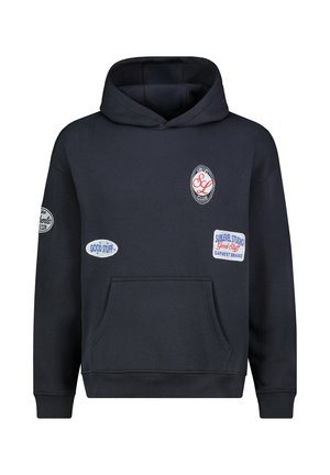 Schwarzer Kapuzenpullover mit Fronttasche und vier gestickten Aufnähern mit Text- und Logodesigns auf Brust und Ärmeln.