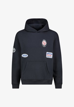 Schwarzer Kapuzenpullover mit Fronttasche und vier gestickten Aufnähern mit Text- und Logodesigns auf Brust und Ärmeln.