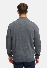 Pull en tricot gris avec un col et des poignets côtelés, présentant une finition texturée et une coupe classique, montré de dos.