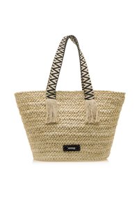 Bolso de tote de paja trenzada en color beige natural con asas de patrón en negro y blanco y acentos de borlas. Presenta un pequeño parche de logo negro en la parte frontal.