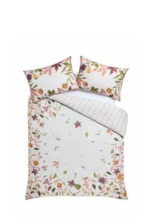 Weißes Bettwäsche-Set mit herbstlichen floral- und fruchtmustern in Orange-, Grün- und Lilatönen, inklusive zwei passenden Kissenbezügen.