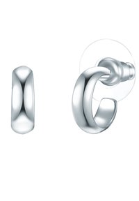 Sølvtone øreringe med et elegant, buet design og en glat, reflekterende overflade; den ene er en markeret hoop, mens den anden er en rund stud.