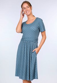 Blaues Kleid mit kurzen Ärmeln, Rundhalsausschnitt und einem durchgehenden Blättermuster. Verfügt über eine geraffte Taille und seitliche Taschen für praktische Nutzung.