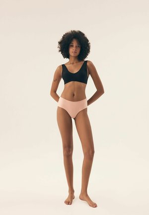 Schwarzer Scoop-Neck-Bralette und hochgeschnittene, hellrosa Unterwäsche. Der Stoff ist glatt mit einer weichen Textur und eng am Körper anliegend.